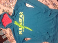 sudadera azul con verde fosforecente